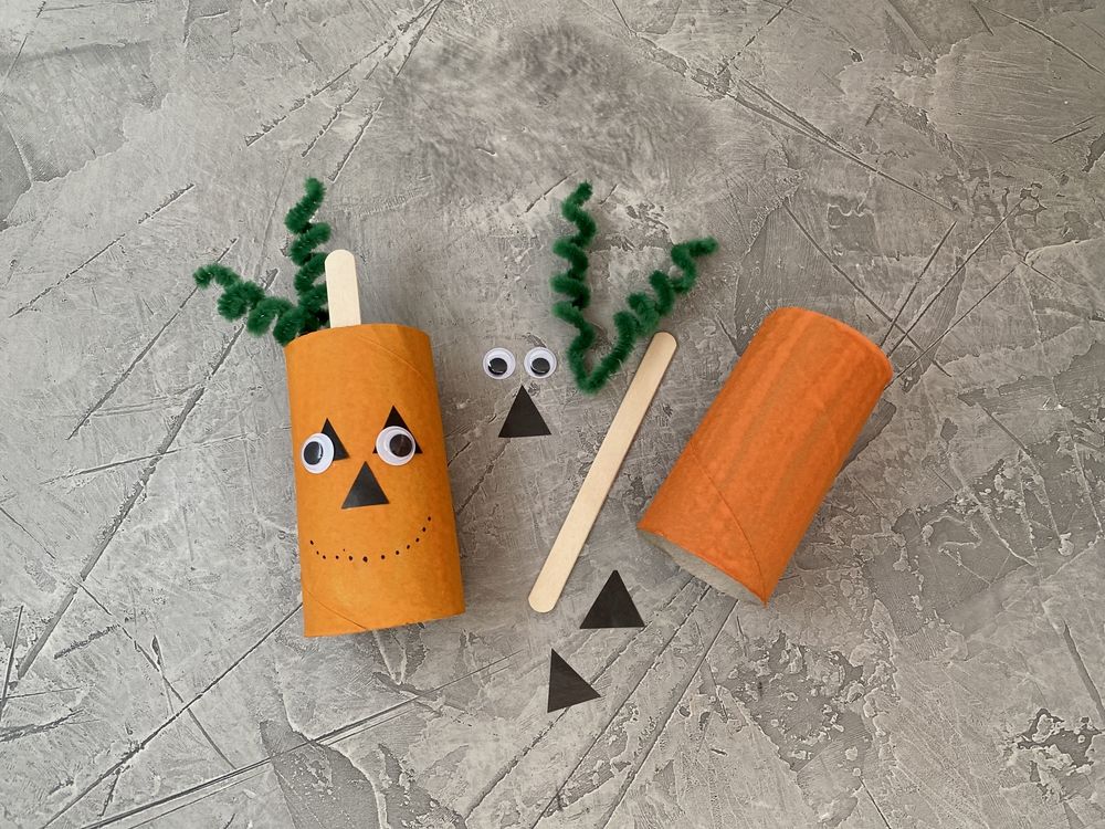 Manualidades infantiles para Halloween con rollos de cartón