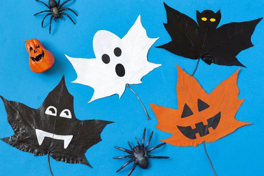 Manualidades infantiles para Halloween con hojas secas