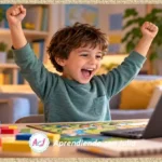 Niño celebrando tras resolver un reto mientras juega con un ordenador y un juego de mesa