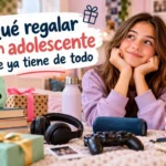 Adolescente rodeada de regalos originales como cámara instantánea, auriculares, libros y accesorios tecnológicos. Ideas para regalar a adolescentes que ya tienen de todo.